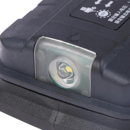Adaptér s připojením USB a LED svítilnou na AKU baterii